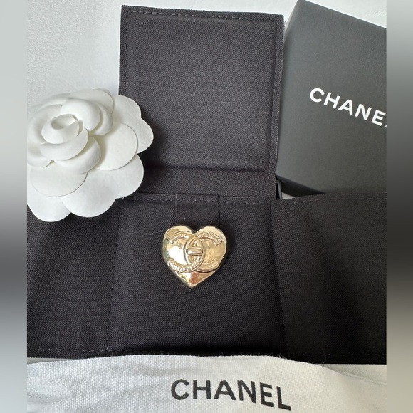 Chanel 22B GOLD HEART CC LOGO SMALL BROOCH CHARM PIN. - Picture 2 of 15